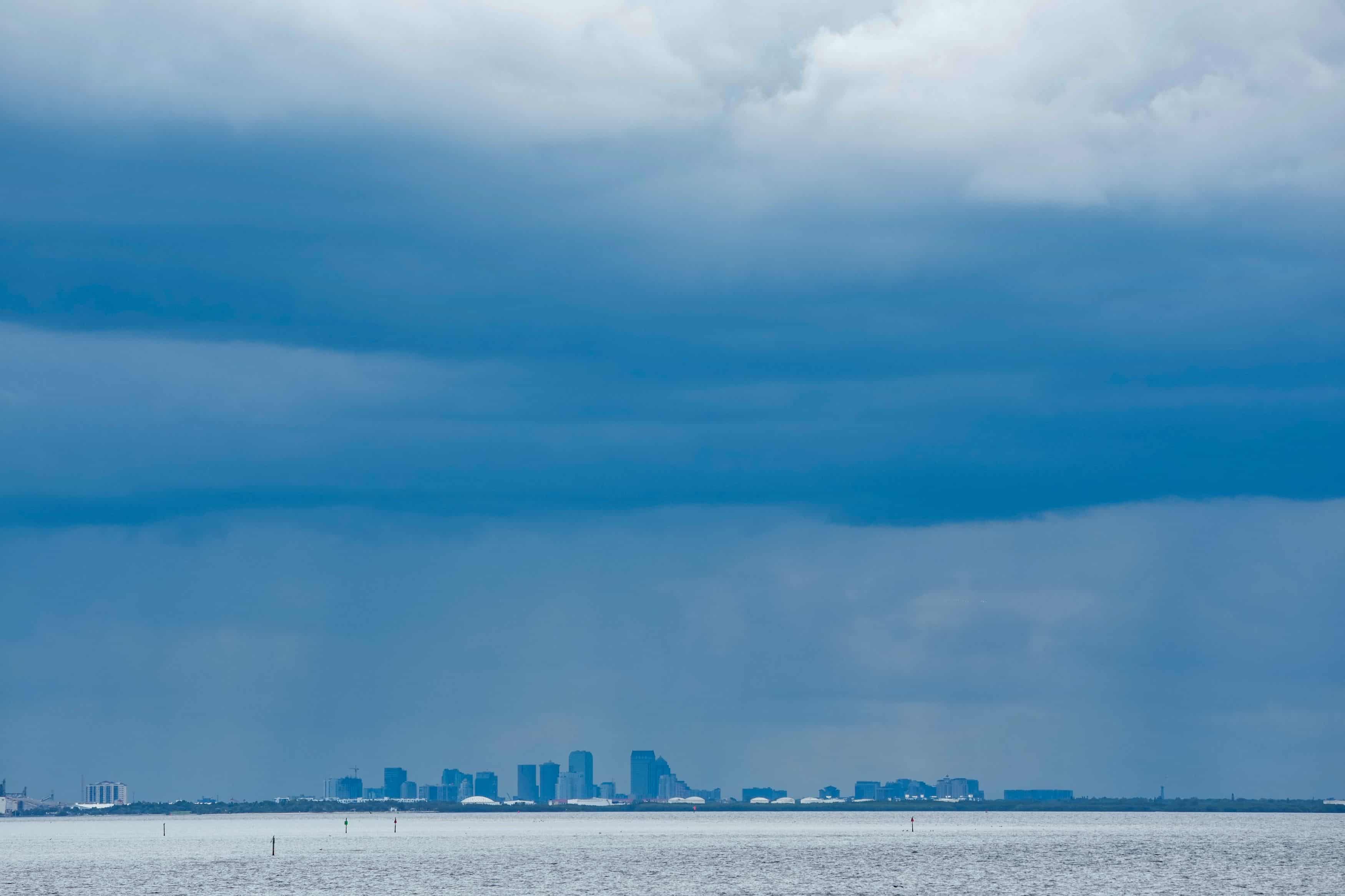 El huracán Milton crece de tamaño y genera los primeros tornados en su camino a Florida