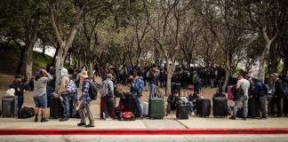 Campesinos mexicanos que llegan a EE.UU. crean un bosque de maletas de esperanza