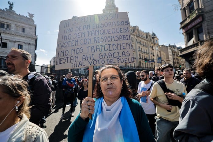 Alumnos y docentes protestan contra el veto de Milei a ley de financiación universitaria