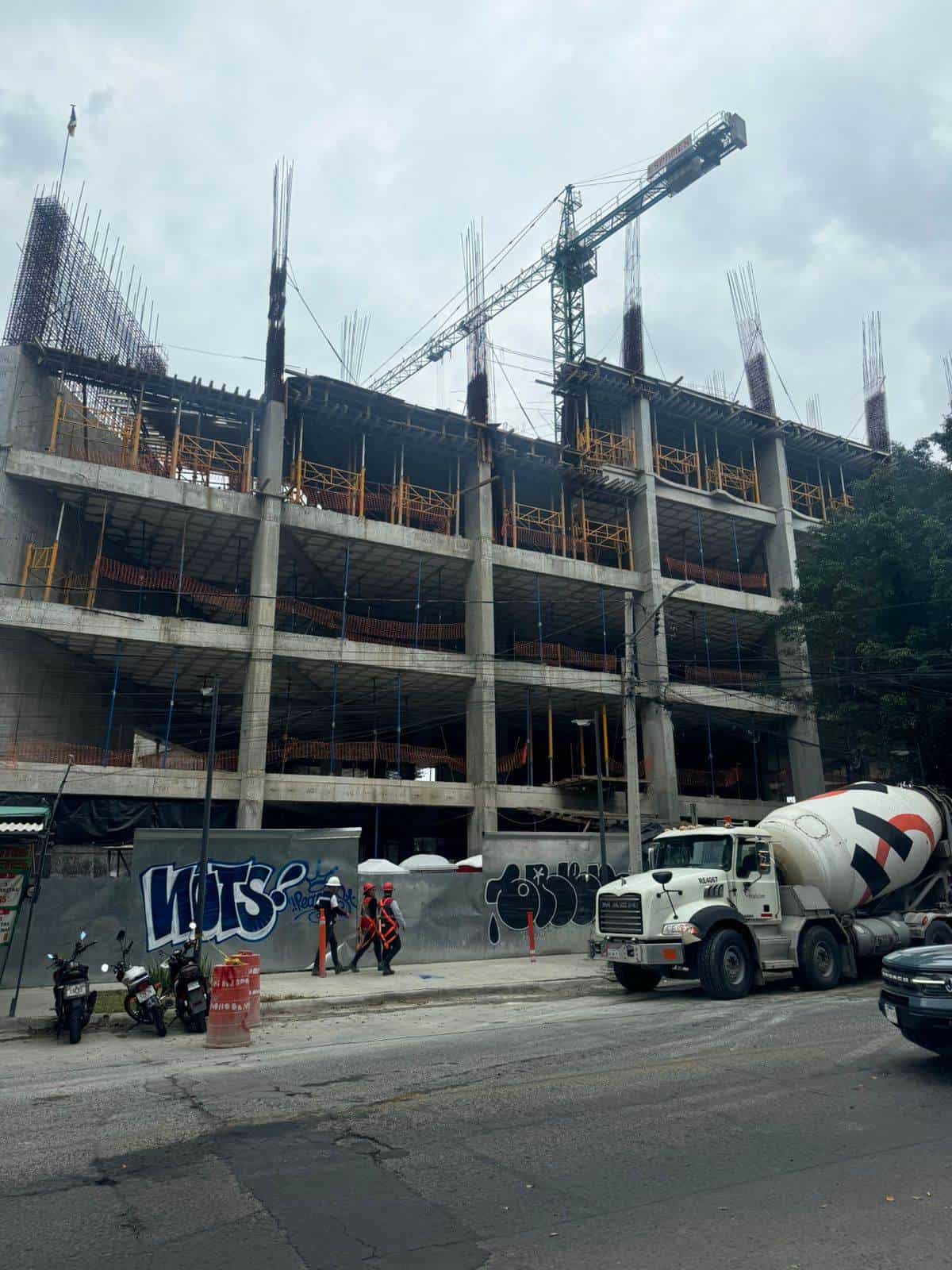 Constructores de una torre de departamentos en Chapultepec Country violan sello de clausura