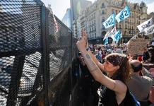 Alumnos y docentes protestan contra el veto de Milei a ley de financiación universitaria