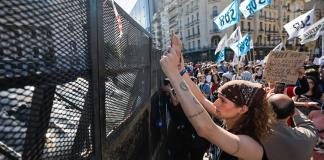 Alumnos y docentes protestan contra el veto de Milei a ley de financiación universitaria