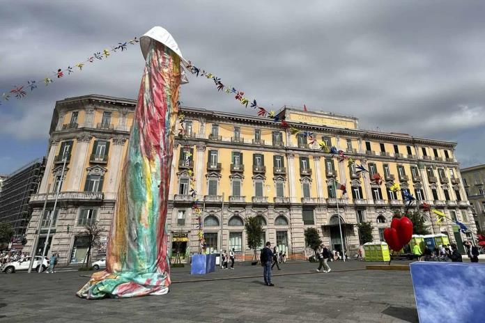 Una obra de arte instalada en el centro de Nápoles genera controversia por su forma fálica