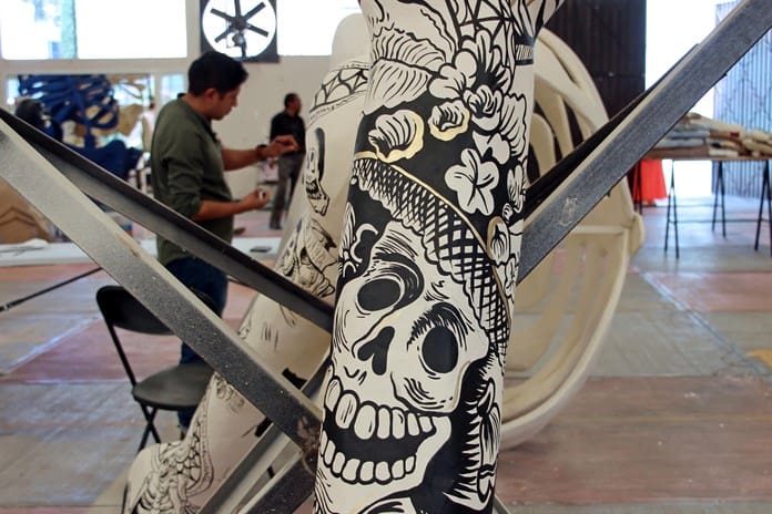 Artesanos elaboran calaveras gigantes para celebrar el Día de Muertos en México