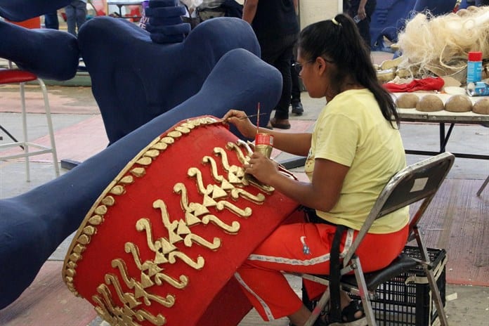 Artesanos elaboran calaveras gigantes para celebrar el Día de Muertos en México