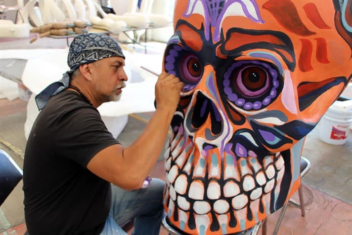 Artesanos elaboran calaveras gigantes para celebrar el Día de Muertos en México