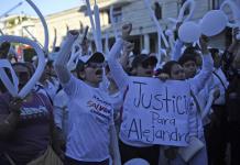 Miles de personas marchan en sur de México para exigir justicia por asesinato de alcalde