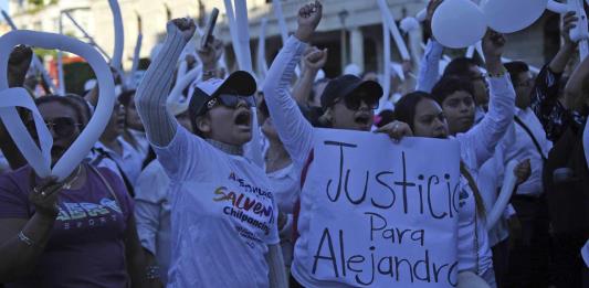Miles de personas marchan en sur de México para exigir justicia por asesinato de alcalde