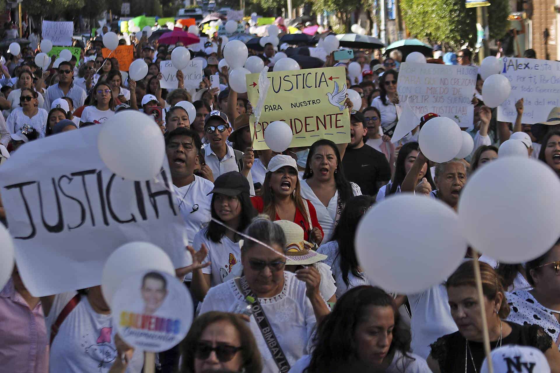 Miles de personas marchan en sur de México para exigir justicia por asesinato de alcalde