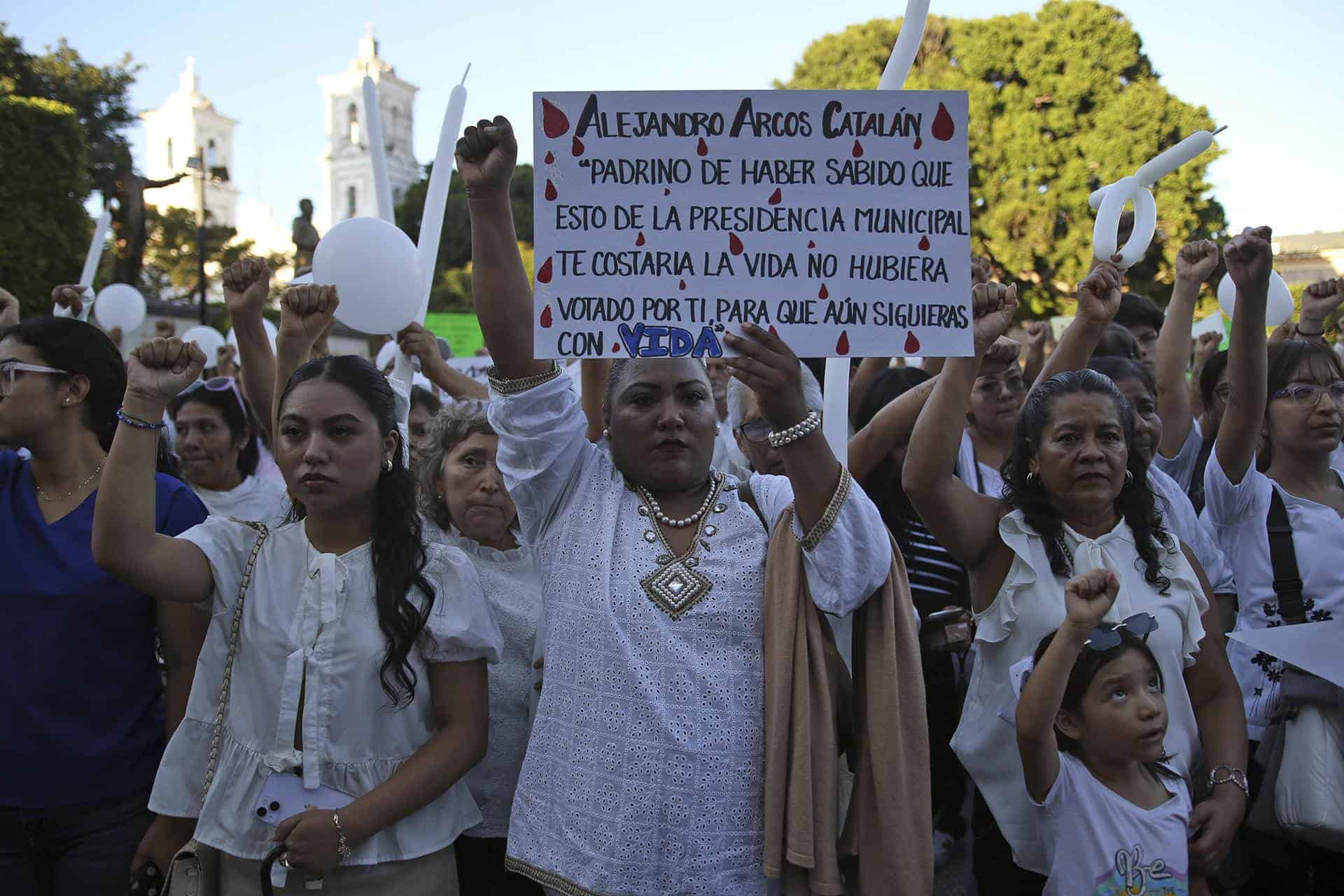 Miles de personas marchan en sur de México para exigir justicia por asesinato de alcalde