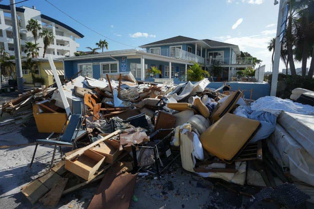 Huracán Milton deja al menos 16 muertos en Florida, donde comienza reconstrucción