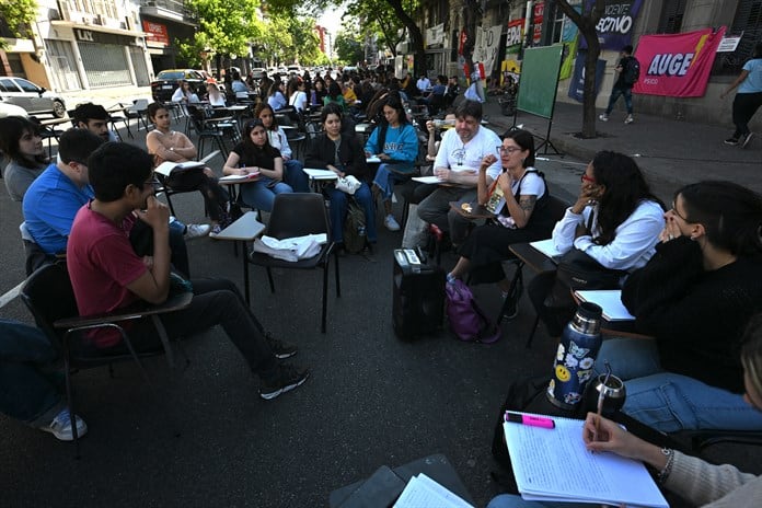 Estudiantes argentinos se rebelan en la calle contra el ajuste de Milei a las universidades