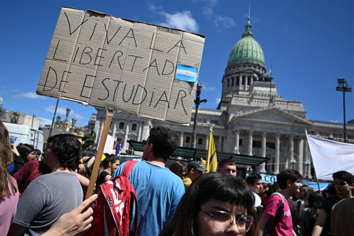 Estudiantes argentinos se rebelan en la calle contra el ajuste de Milei a las universidades