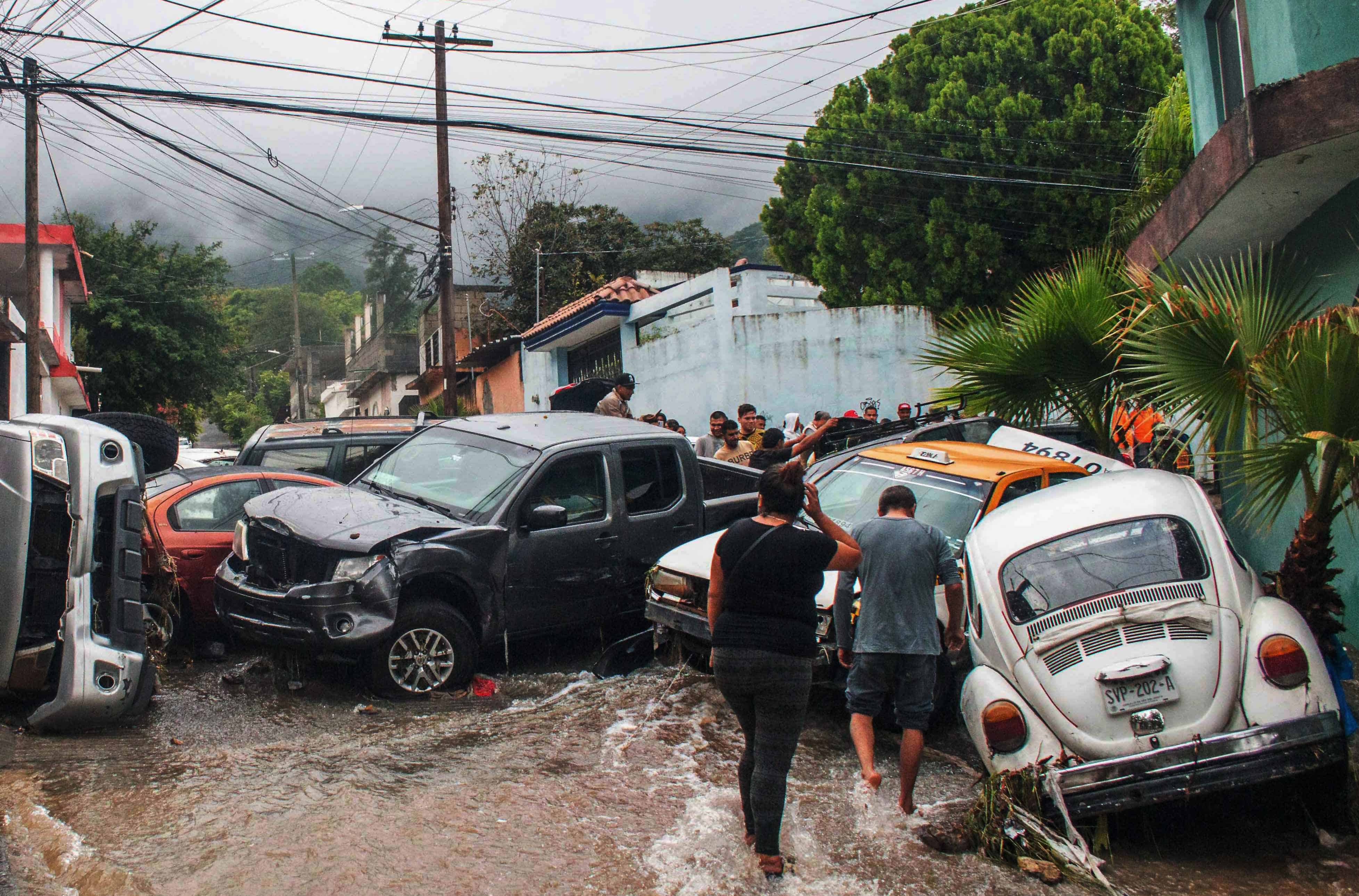 Mueren tres personas por feroz temporal en ciudad mexicana de Monterrey