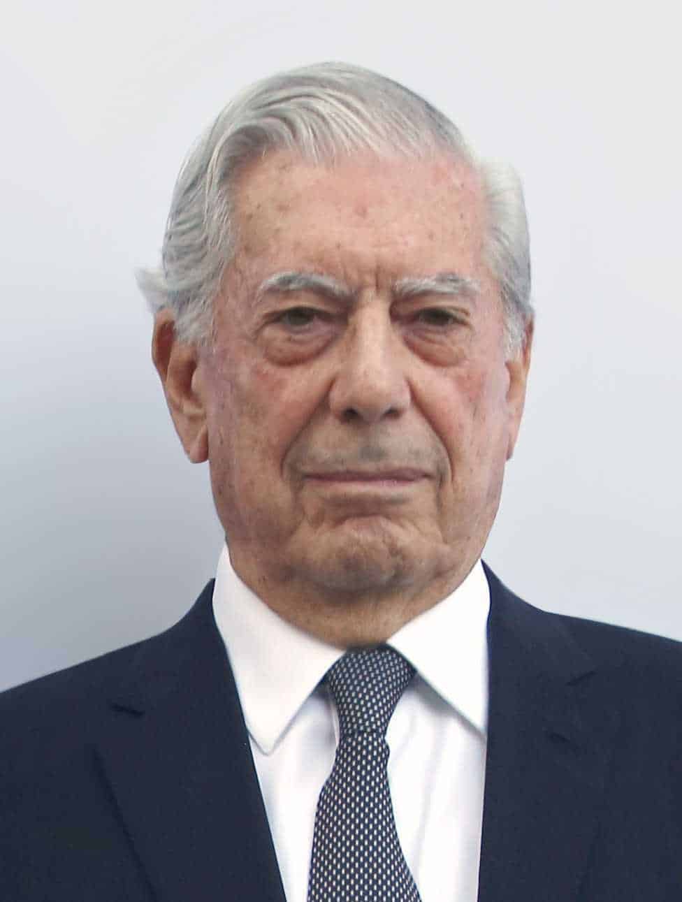 Mario Vargas Llosa está bien, pero ha reducido su actividad, según su hijo Álvaro