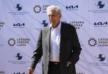 Mario Vargas Llosa está bien, pero ha reducido su actividad, según su hijo Álvaro