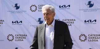 Mario Vargas Llosa está bien, pero ha reducido su actividad, según su hijo Álvaro