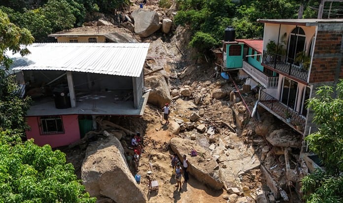 El huracán John desplaza a cientos de familias en el puerto mexicano de Acapulco