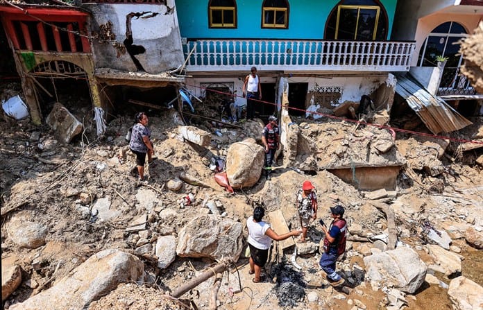 El huracán John desplaza a cientos de familias en el puerto mexicano de Acapulco