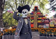 Mexicanos comienzan a colocar enormes altares para celebrar el Día de Muertos