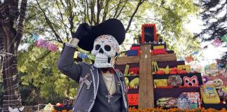 Mexicanos comienzan a colocar enormes altares para celebrar el Día de Muertos