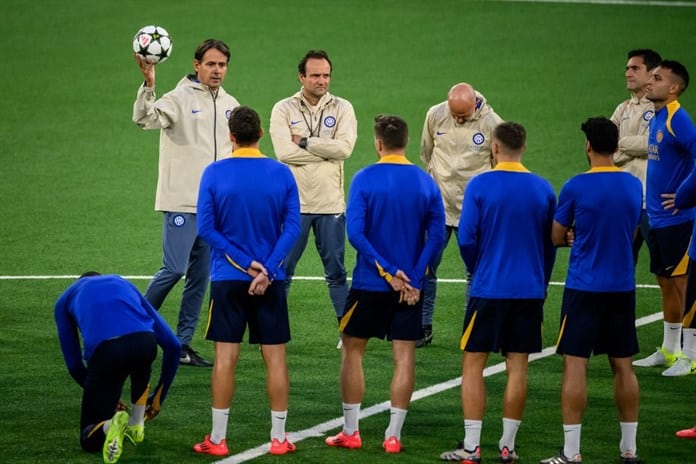 Jugadores del Inter cambian sus botas para jugar en el césped artificial del Young Boys