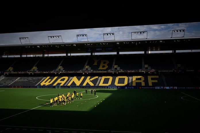 Jugadores del Inter cambian sus botas para jugar en el césped artificial del Young Boys