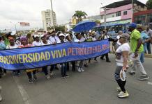 Miles de mineros y campesinos protestan contra plan ambiental de gobierno de Colombia