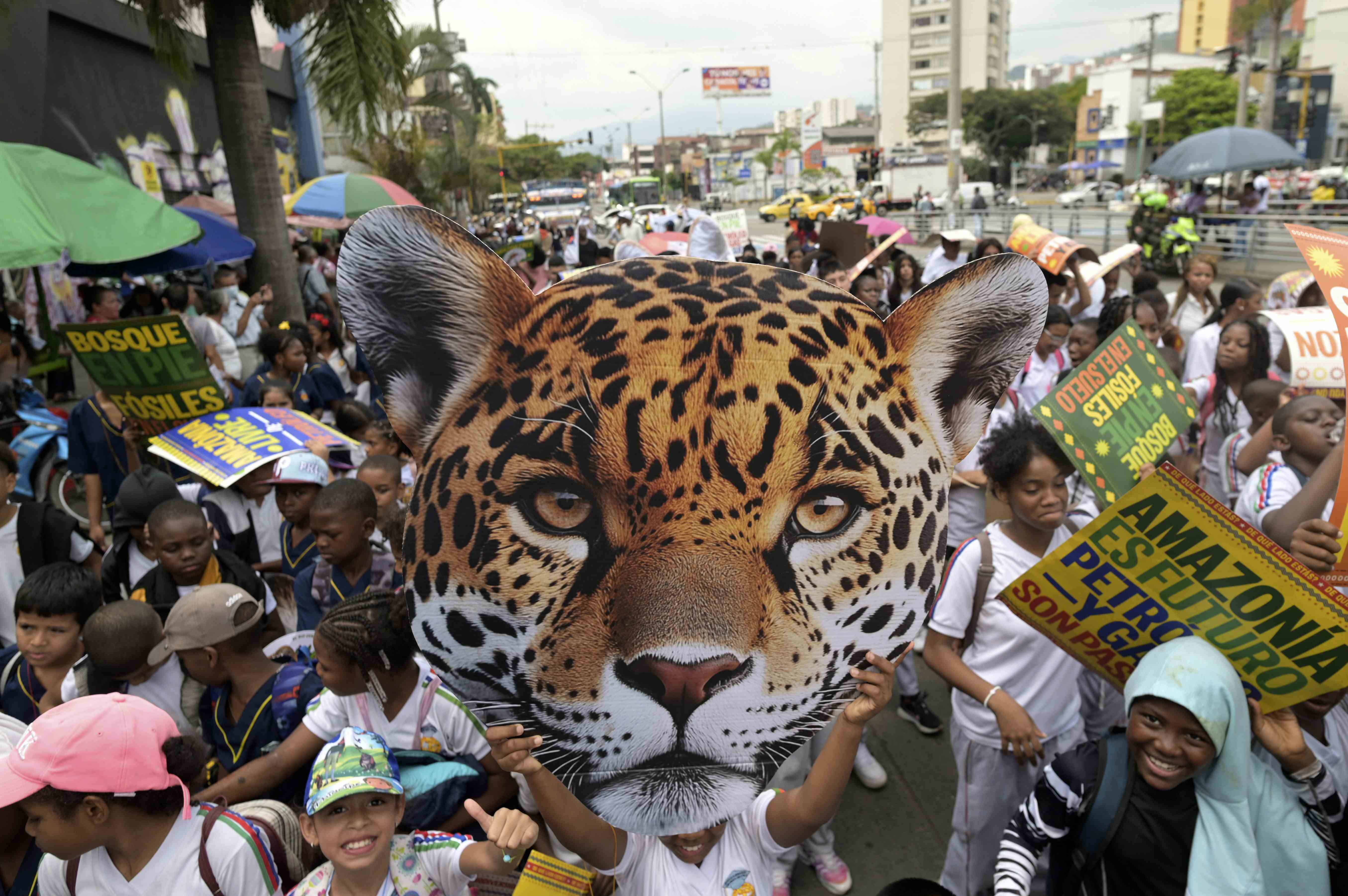 Miles de mineros y campesinos protestan contra plan ambiental de gobierno de Colombia