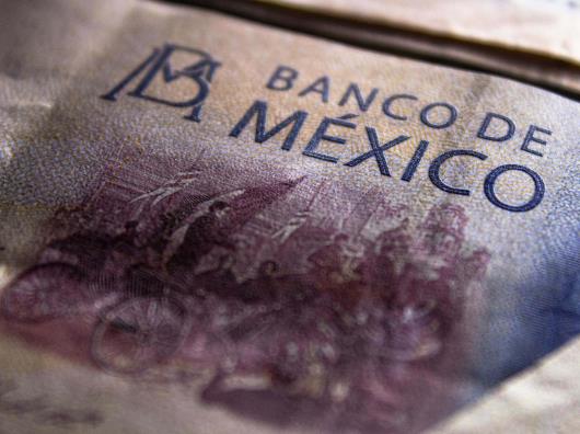 Peso mexicano se deprecia un 0,68% frente al dólar tras confirmación de aranceles de Trump