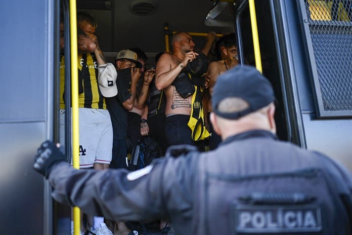 Más de 200 hinchas de Peñarol detenidos en Brasil antes de semifinal de Libertadores