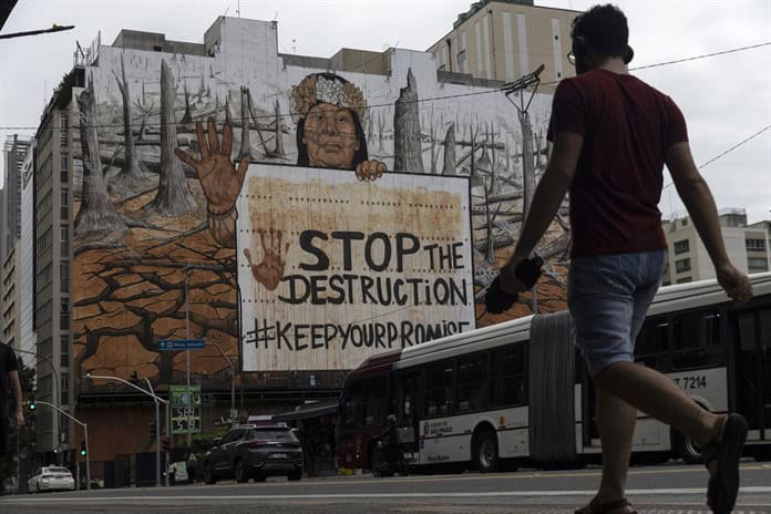 Un mural pintado con cenizas de los incendios en Brasil pide frenar la tala en la Amazonía