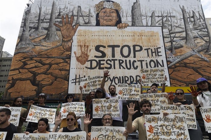 Un mural pintado con cenizas de los incendios en Brasil pide frenar la tala en la Amazonía