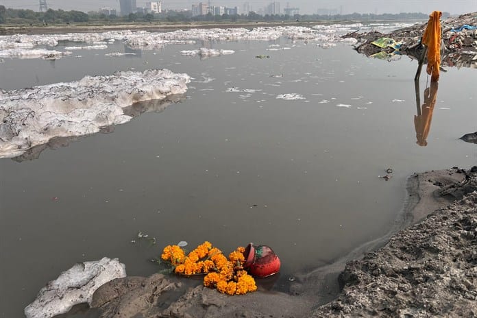 La espuma tóxica cubre el sagrado Yamuna, el río venenoso que cruza Nueva Delhi