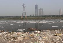 La espuma tóxica cubre el sagrado Yamuna, el río venenoso que cruza Nueva Delhi