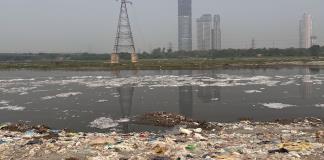 La espuma tóxica cubre el sagrado Yamuna, el río venenoso que cruza Nueva Delhi