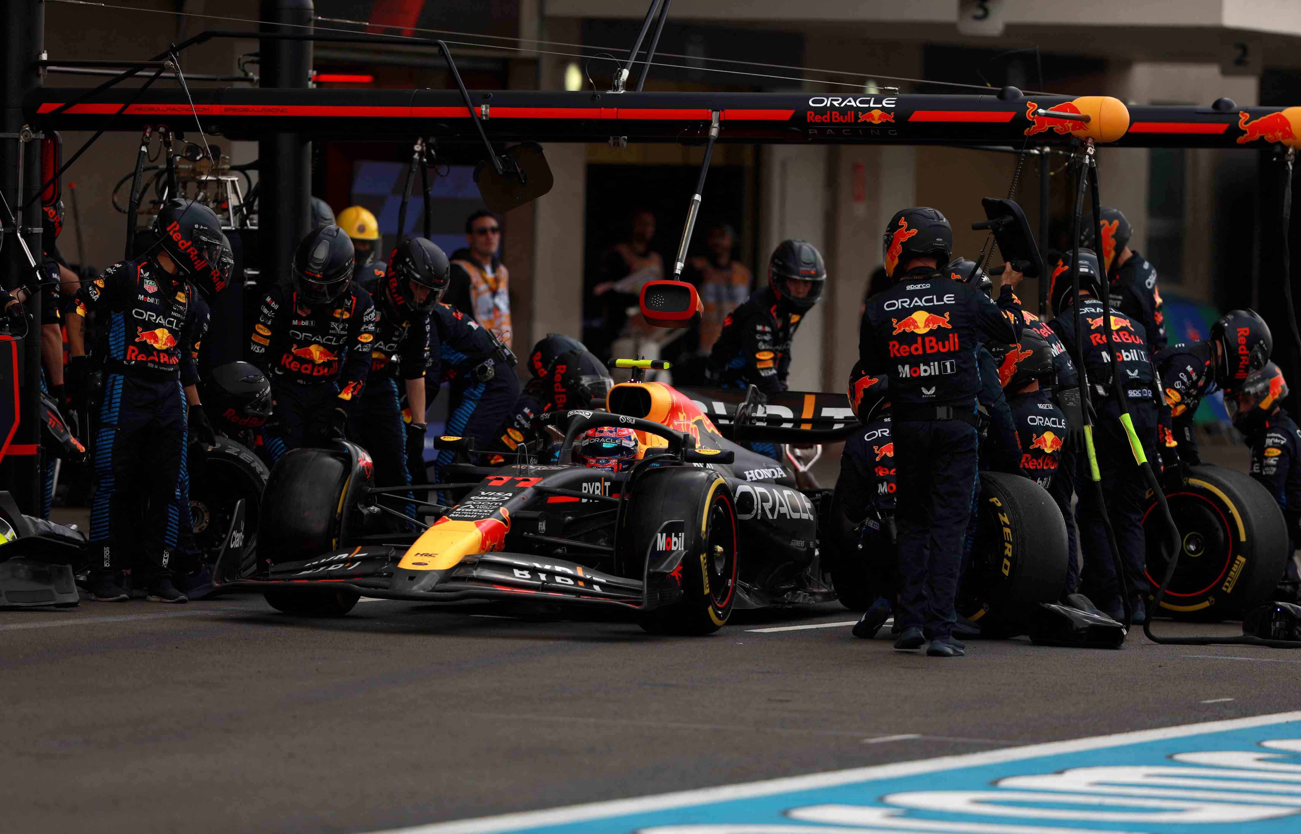 Sainz y Ferrari triunfan en México en un día de pesadilla para Red Bull