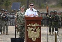 Fuerzas Armadas de Ecuador reciben armas incautadas al crimen organizado.