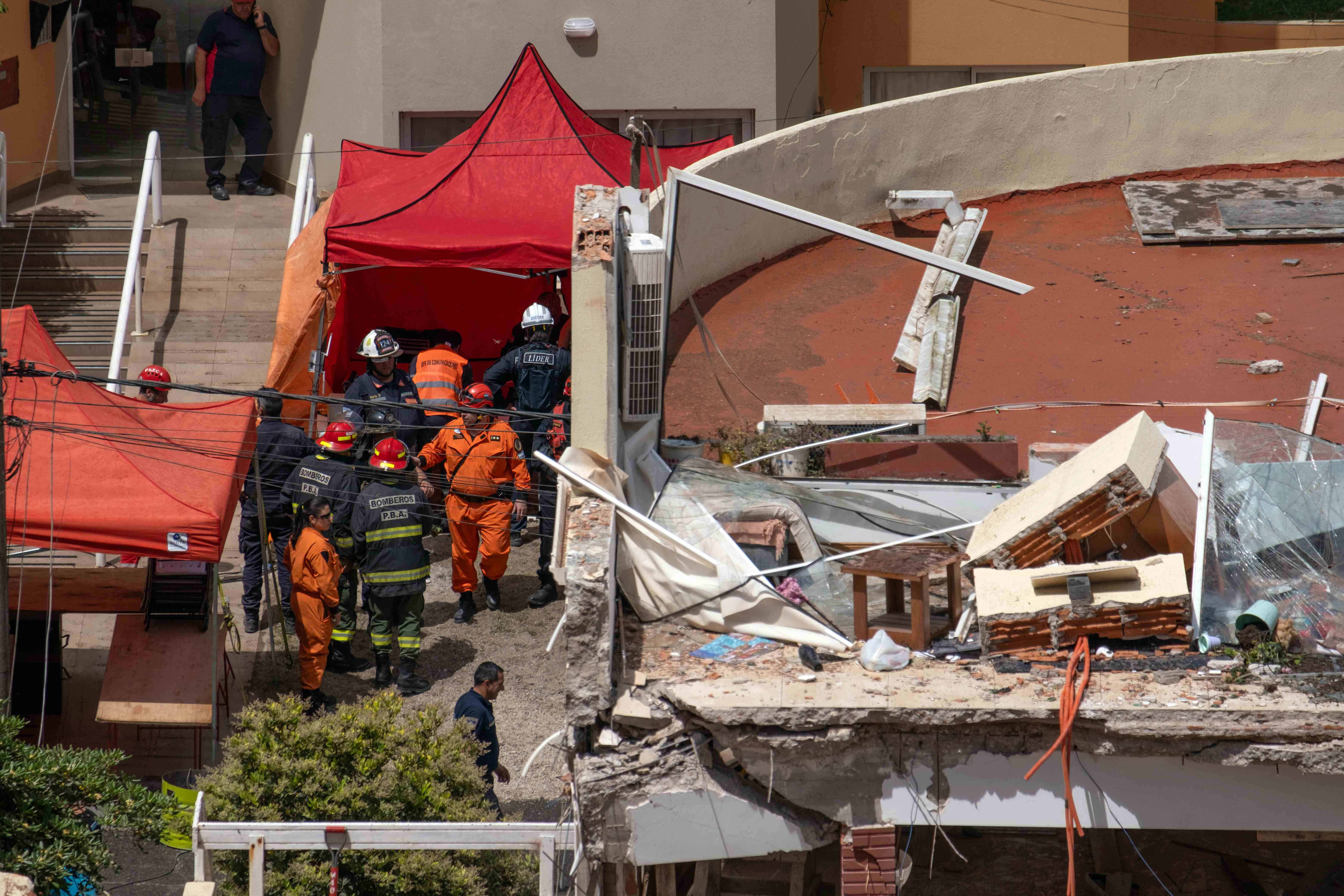 Un muerto y casi diez desaparecidos tras derrumbe de un hotel en Argentina