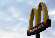 McDonalds tiene beneficios en línea con las previsiones y se disculpa por brote bacterial