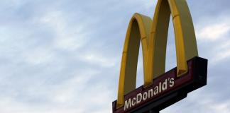 McDonalds tiene beneficios en línea con las previsiones y se disculpa por brote bacterial