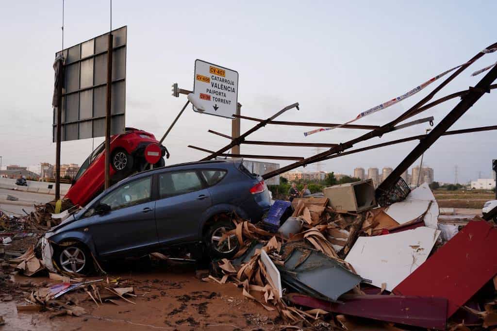 España continúa buscando víctimas tras las inundaciones del siglo