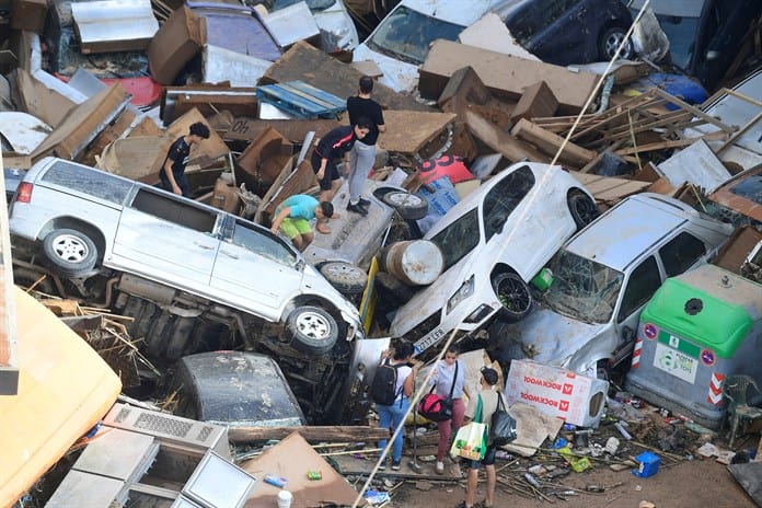 Residentes atónitos y rescatistas desbordados ante las inundaciones en España