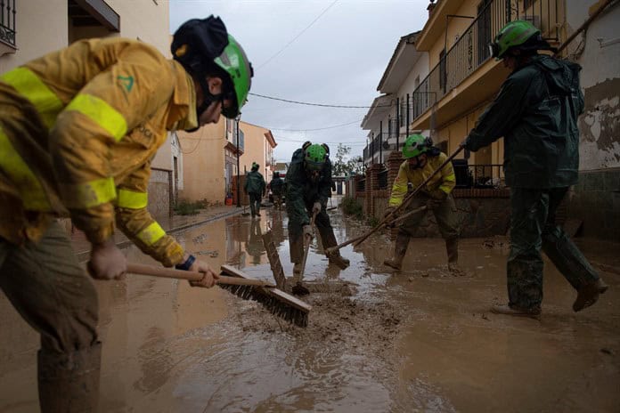 Residentes atónitos y rescatistas desbordados ante las inundaciones en España