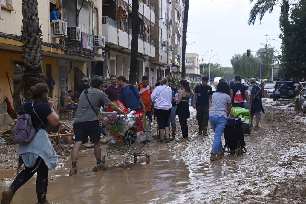 España continúa buscando víctimas tras las inundaciones del siglo