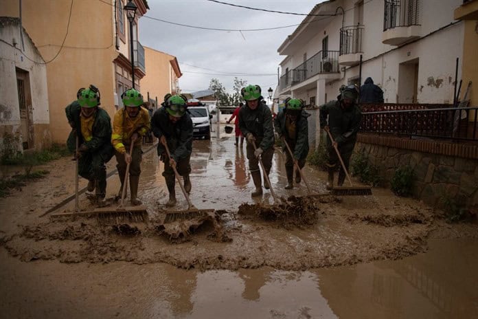 España continúa buscando víctimas tras las inundaciones del siglo