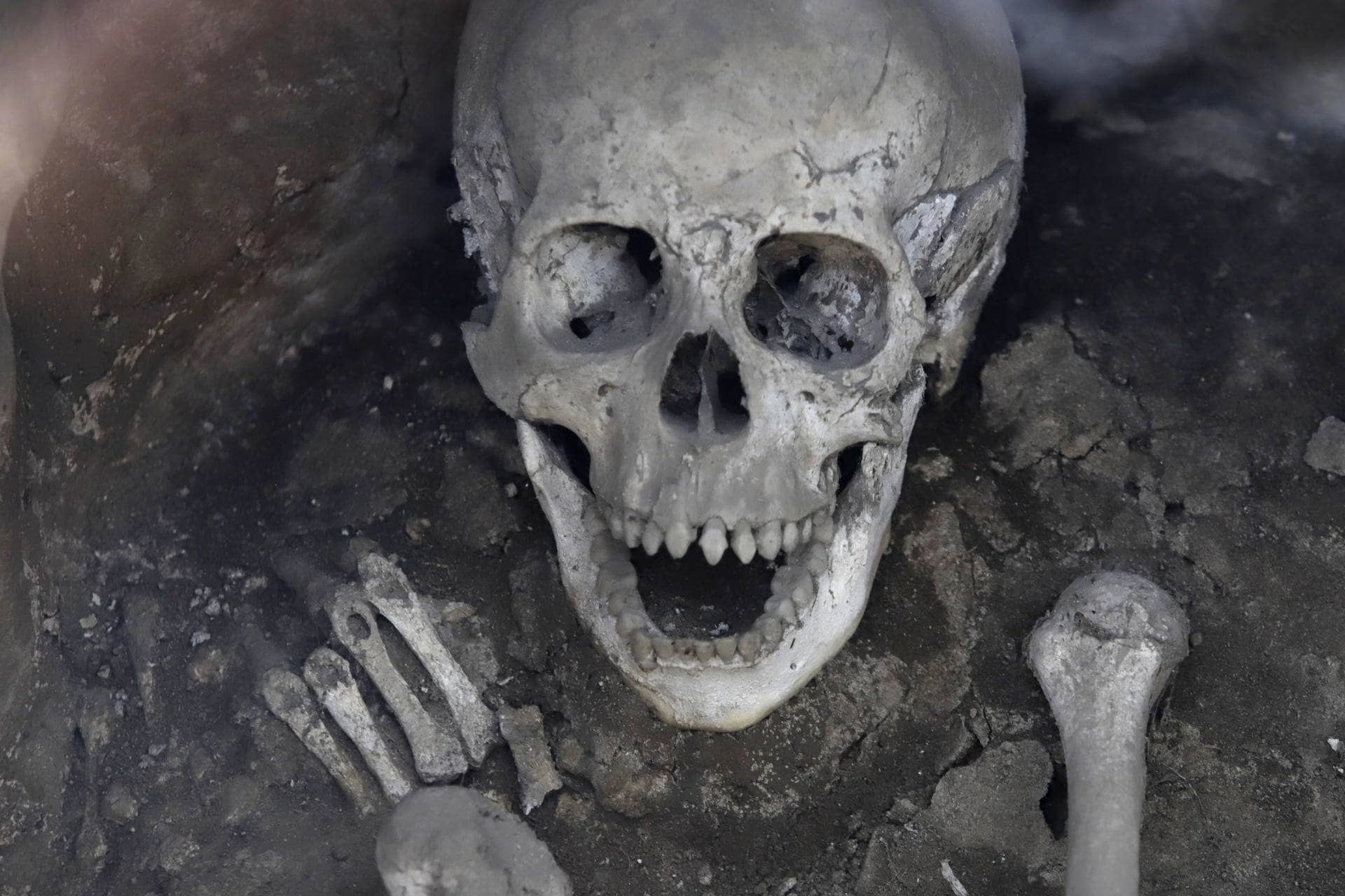 Zona arqueológica de Cholula en México exhibe altar de cráneos en Día de Muertos