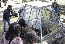 Zona arqueológica de Cholula en México exhibe altar de cráneos en Día de Muertos