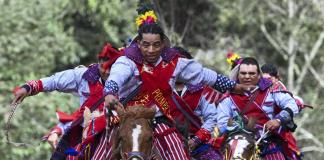 Ebrios, jinetes mayas desafían el peligro para honrar a sus muertos en Guatemala