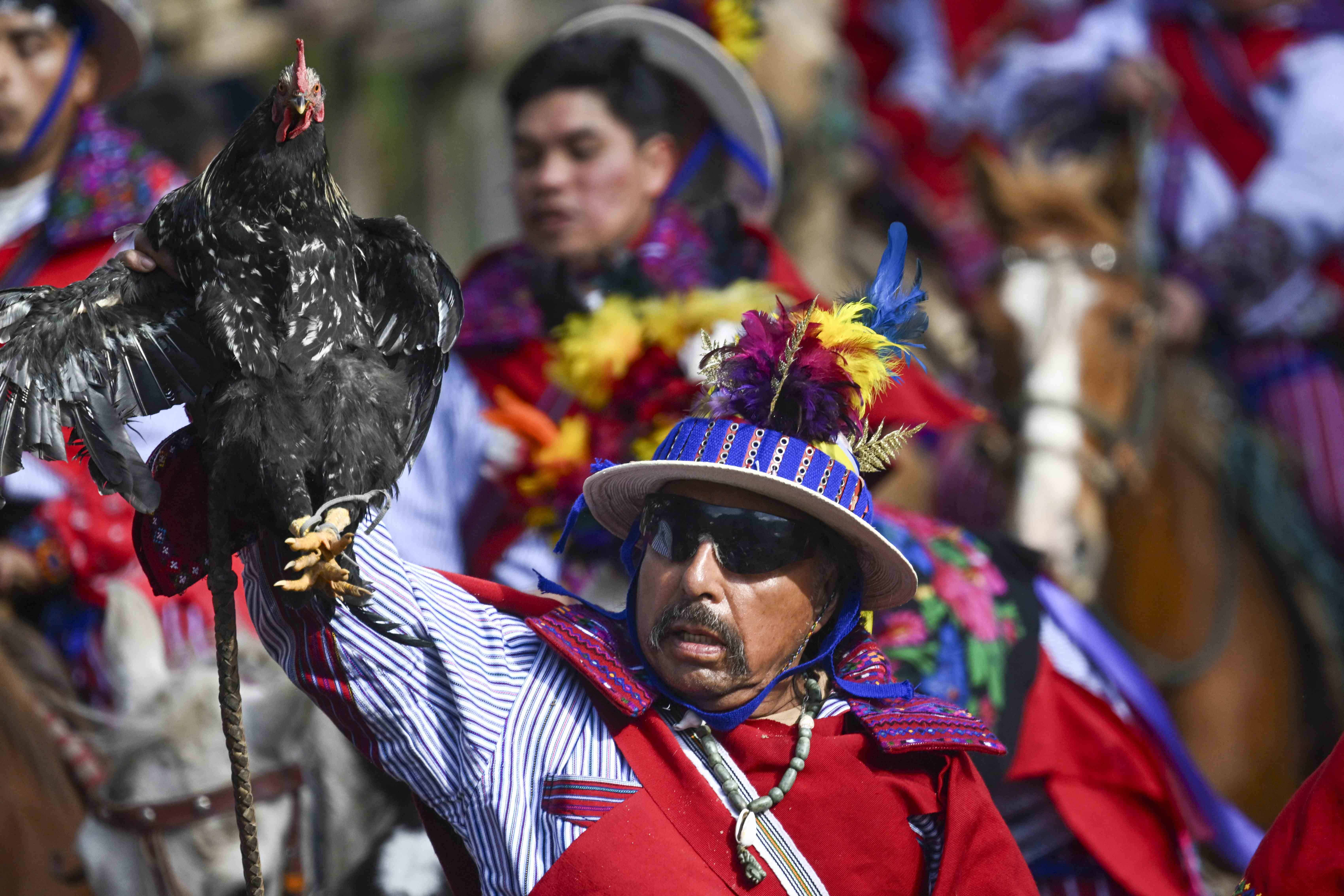 Ebrios, jinetes mayas desafían el peligro para honrar a sus muertos en Guatemala